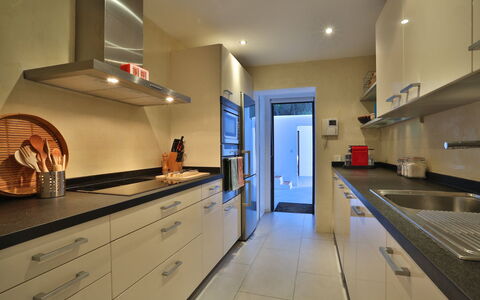 Villa Joya: Cucina, Elettrodomestico Da Cucina, Controsoffitto, Cabinetry, Apparecchio Major, Interior Design, Pavimentazione, Mobilia, Elettrodomestico, Soffitto