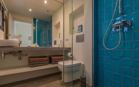 Villa Kiribati: Interior Design, Pavimentazione, Idraulico Fixture, Bagno, Parete, Lavandino Del Bagno, Pavimento, Rubinetto, Lavello, Idraulico