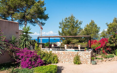 Villa Luanda: Arbusto, Giardino, Shade, Landscaping, Mobili Da Esterno, Vaso Di Fiori, Tropici, Ombrello, Eco Hotel