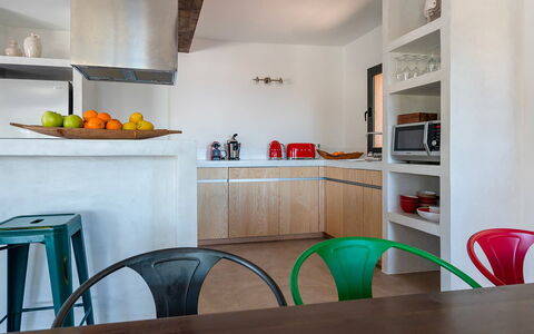Villa Luanda: Mobilia, Cucina, Interior Design, Elettrodomestico Da Cucina, Controsoffitto, Apparecchio Major, Legna, Pavimentazione, Soffitto, Illuminazione