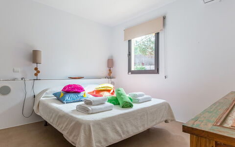 Villa Luanda: Mobilia, Interior Design, Letto, Camera Da Letto, Parete, Pavimento, Legna, Pavimentazione, Soffitto, Lenzuolo