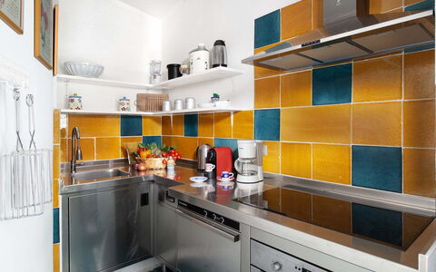 Villa Magnolia: Cucina, Controsoffitto, Giallo, Elettrodomestico Da Cucina, Pavimentazione, Interior Design, Pavimento, Lavandino Della Cucina, Apparecchio Major, Piastrella