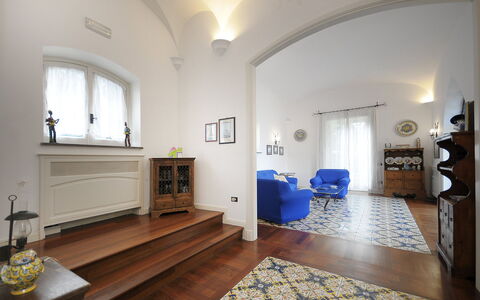Villa Marion: Pavimentazione, Interior Design, Parete, Mobilia, Pavimento, Legna, Soffitto, Illuminazione, Camera, Soggiorno