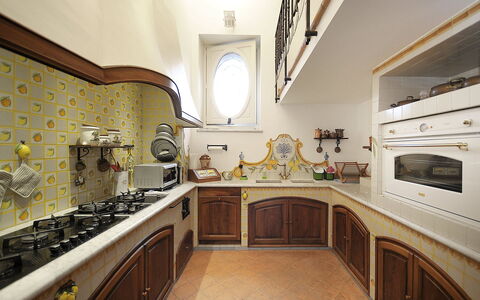 Villa Marion: Cucina, Interior Design, Controsoffitto, Legna, Pavimentazione, Mobilia, Cabinetry, Cucina Stufa, Illuminazione, Pavimento