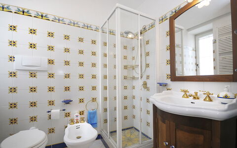 Villa Marion: Interior Design, Pavimentazione, Idraulico Fixture, Pavimento, Bagno, Idraulico, Camera, Piastrella, Rubinetto, Gabinetto