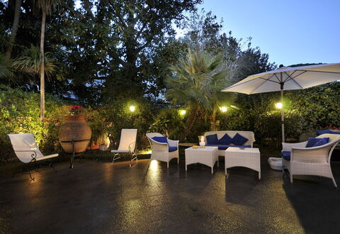 Villa Marion: Mobilia, Mobili Da Esterno, Ricorrere, Sedia, Eco Hotel, Shade, Giardino, Landscaping, Paesaggio Di Illuminazione, Cortile