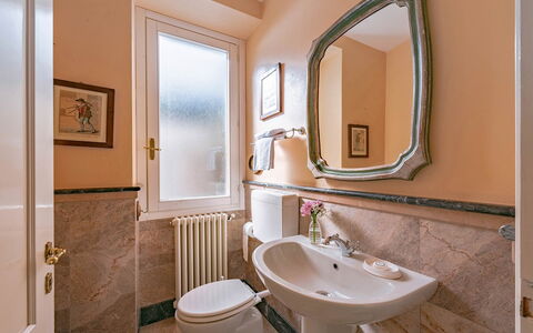 Villa Meridiana: Parete, Interior Design, Idraulico Fixture, Pavimentazione, Pavimento, Lavandino Del Bagno, Rubinetto, Bagno, Specchio, Lavello