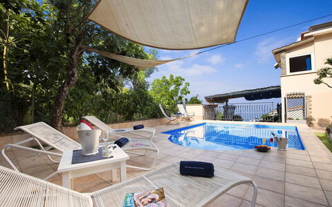 Villa Mouna: Piscina, Mobili Da Esterno, Mobilia, Ricorrere, Ombrello, Sedia, Lettino, Tempo Libero, Shade, Eco Hotel