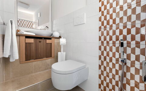 Villa Mouna: Pavimentazione, Idraulico Fixture, Interior Design, Bagno, Toilet Seat, Pavimento, Gabinetto, Piastrella, Idraulico, Lavello