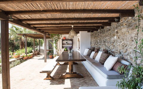 Villa Oasis: Legna, Mobilia, Vaso Di Fiori, Mobili Da Esterno, Fascio, Soffitto, Portico, Flagstone, Pianta Della Casa, Sedia