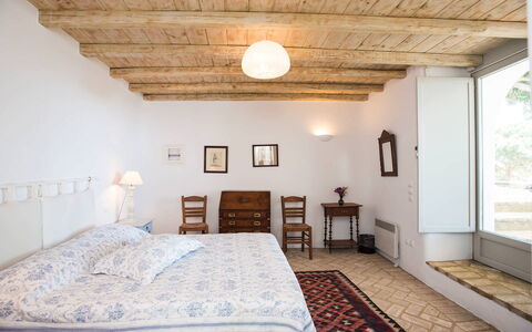 Villa Oasis: Letto, Mobilia, Interior Design, Camera Da Letto, Parete, Pavimento, Pavimentazione, Bedding, Soffitto, Camera