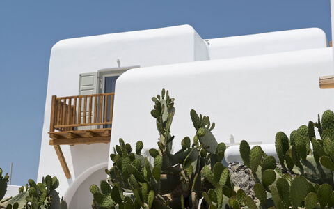 Villa Opallia: Shade, Le Scale, Mobili Da Esterno, Villa, Balcone, Pianta Della Casa, Vaso Di Fiori
