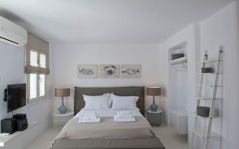 Villa Opallia: Mobilia, Letto, Interior Design, Camera Da Letto, Bedding, Parete, Lenzuolo, Camera, Soffitto, Pavimento