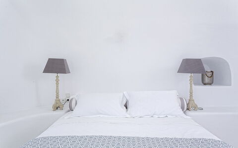 Villa Orestis: Letto, Camera Da Letto, Bedding, Lenzuolo, Biancheria, Mobilia, Tessile, Lancia Cuscino, Interior Design, Cuscino