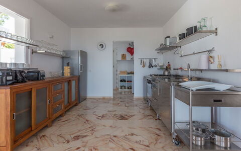 Villa Orion: Pavimentazione, Cucina, Interior Design, Pavimento, Mobilia, Controsoffitto, Illuminazione, Soffitto, Cabinetry, Elettrodomestico Da Cucina