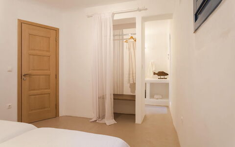 Villa Paradeisos: Interior Design, Parete, Mobilia, Legna, Pavimento, Pavimentazione, Soffitto, Camera Da Letto, Letto, Camera