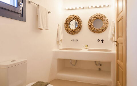 Villa Paradeisos: Parete, Interior Design, Idraulico Fixture, Bagno, Pavimentazione, Lavandino Del Bagno, Pavimento, Soffitto, Illuminazione, Lavello