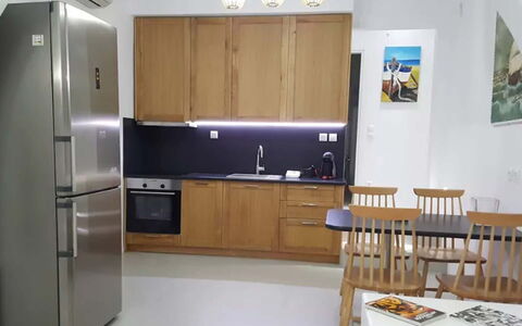 Villa Pirgi: Mobilia, Pavimentazione, Elettrodomestico Da Cucina, Apparecchio Major, Cucina, Legna, Interior Design, Pavimento, Controsoffitto, Sedia