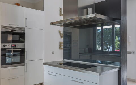 Villa Roja: Cucina, Interior Design, Controsoffitto, Elettrodomestico Da Cucina, Pavimentazione, Apparecchio Major, Cabinetry, Pavimento, Casa, Soffitto
