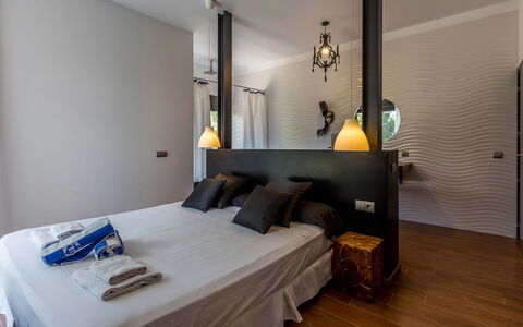 Villa Roja: Interior Design, Letto, Camera Da Letto, Mobilia, Parete, Pavimentazione, Pavimento, Legna, Soffitto, Camera