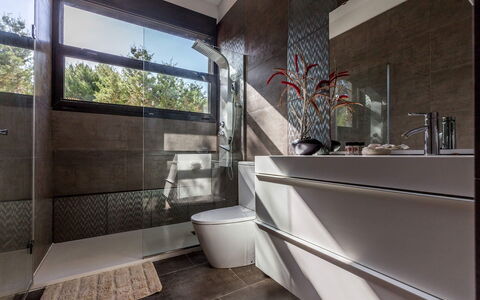 Villa Roja: Idraulico Fixture, Bagno, Interior Design, Pavimentazione, Mobiletto Del Bagno, Pavimento, Rubinetto, Lavello, Casa, Idraulico