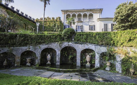 Villa Romantica: Arbusto, Giardino, Hedge, Hacienda, Estate, Dimora, Landscaping, Cortile, Cortile, Prato