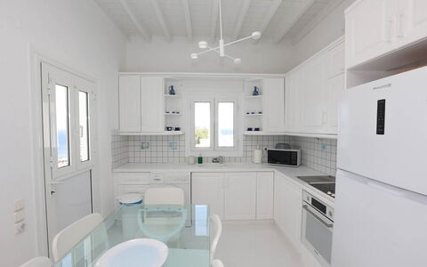 Villa Rose 1: Cucina, Mobilia, Pavimentazione, Interior Design, Controsoffitto, Pavimento, Apparecchio Major, Soffitto, Elettrodomestico Da Cucina, Cabinetry