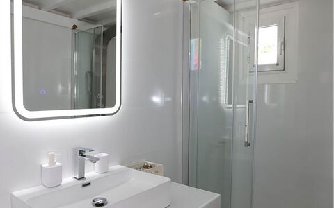 Villa Rose 1: Idraulico Fixture, Lavello, Lavandino Del Bagno, Bagno, Interior Design, Rubinetto, Idraulico, Pavimento, Soffitto, Specchio