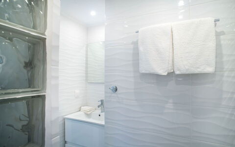 Villa Rose 2: Interior Design, Pavimentazione, Pavimento, Bagno, Idraulico Fixture, Piastrella, Bicchiere, Idraulico, Rubinetto
