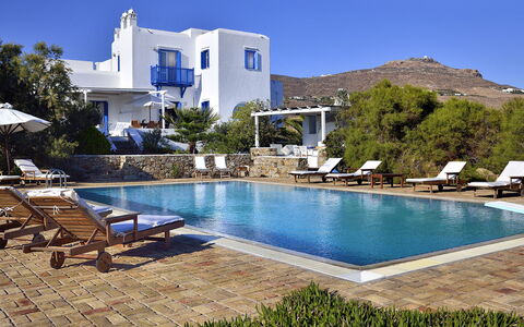Villa Sesilia: Blu, Piscina, Ricorrere, Mobilia, Sedia, Mobili Da Esterno, Eco Hotel, Cucina & Sala Da Pranzo Tavolo, Villa, Estate