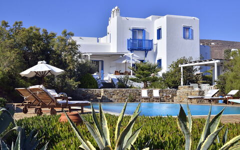 Villa Sesilia: Blu, Ricorrere, Piscina, Sedia, Mobilia, Mobili Da Esterno, Cucina & Sala Da Pranzo Tavolo, Ristorante, Eco Hotel, Hotel
