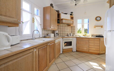 Villa Sesilia: Cucina, Cabinetry, Controsoffitto, Elettrodomestico Da Cucina, Mobilia, Interior Design, Pavimentazione, Apparecchio Major, Pavimento, Credenza