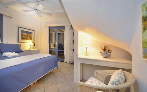 Villa Sesilia: Mobilia, Interior Design, Pavimento, Pavimentazione, Soffitto, Camera Da Letto, Letto, Sedia, Camera, Tavolo