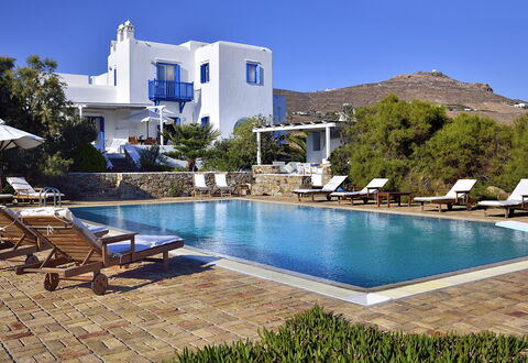 Villa Sesilia: Blu, Piscina, Ricorrere, Mobilia, Sedia, Mobili Da Esterno, Eco Hotel, Cucina & Sala Da Pranzo Tavolo, Villa, Estate