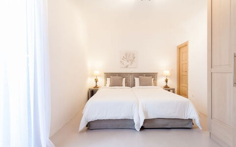 Villa Smaràgdi: Mobilia, Interior Design, Letto, Camera Da Letto, Legna, Pavimento, Pavimentazione, Camera, Soffitto, Bedding