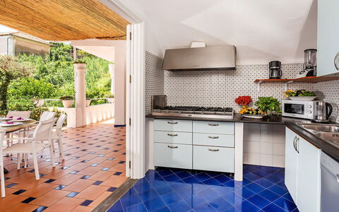 Villa Sole di Amalfi: Cucina, Pavimentazione, Interior Design, Pavimento, Apparecchio Major, Elettrodomestico Da Cucina, Controsoffitto, Mobilia, Casa, Piastrella