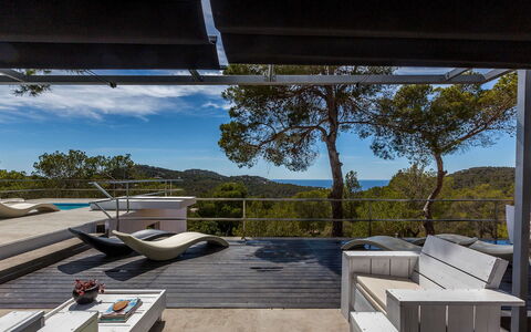 Villa Tomsk: Mobilia, Mobili Da Esterno, Sedia, Shade, Deck, Latifoglie, Lettino, Balcone, Tavolo Esterno, Terrazza