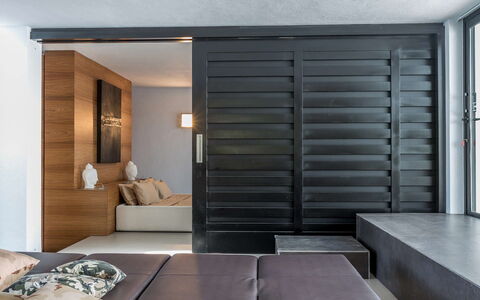 Villa Tomsk: Mobilia, Interior Design, Pavimentazione, Legna, Pavimento, Illuminazione, Letto, Porta, Camera, Camera Da Letto