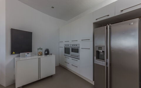 Villa Tomsk: Pavimentazione, Interior Design, Cucina, Elettrodomestico Da Cucina, Apparecchio Major, Pavimento, Soffitto, Legna, Controsoffitto, Cabinetry