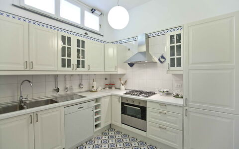 Villa Torre del Sole: Cucina, Controsoffitto, Cabinetry, Elettrodomestico Da Cucina, Pavimentazione, Apparecchio Major, Interior Design, Pavimento, Cucina Stufa, Credenza