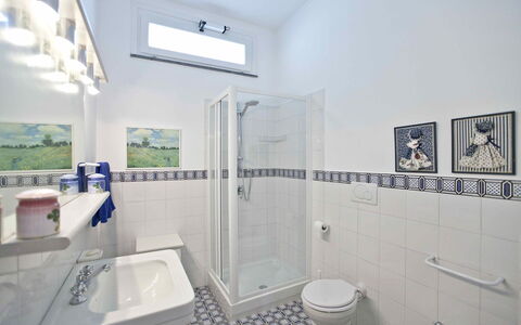 Villa Torre del Sole: Pavimentazione, Pavimento, Interior Design, Idraulico Fixture, Bagno, Piastrella, Idraulico, Soffitto, Gabinetto, Camera