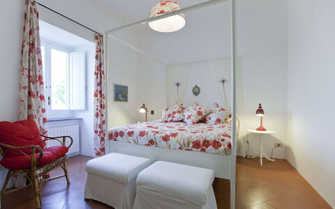 Villa Torre del Sole: Mobilia, Interior Design, Letto, Camera Da Letto, Parete, Pavimento, Pavimentazione, Camera, Soffitto, Legna