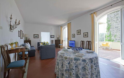 Villa Torre del Sole: Parete, Mobilia, Casa, Sedia, Appartamento, Cucina & Sala Da Pranzo Tavolo, Sala Da Pranzo, Pianta Della Casa, Vaso Di Fiori, Villa