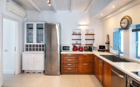 Villa Tramountana: Apparecchio Major, Cucina, Elettrodomestico Da Cucina, Mobilia, Controsoffitto, Legna, Cabinetry, Interior Design, Pavimentazione, Frigorifero