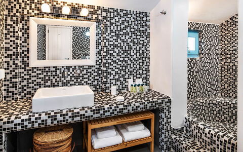 Villa Tramountana: Bagno, Idraulico Fixture, Interior Design, Pavimentazione, Pavimento, Idraulico, Mosaico, Rubinetto, Piastrella, Ceramica