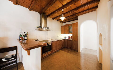 Villa Tychi: Pavimentazione, Legna, Interior Design, Soffitto, Pavimento, Controsoffitto, Cucina, Mobilia, Cabinetry, Camera