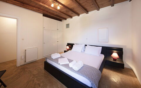 Villa Tychi: Pavimento, Pavimentazione, Interior Design, Soffitto, Illuminazione, Camera, Camera Da Letto, Letto, Appartamento, Pavimento In Legno