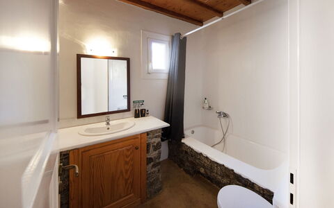 Villa Tychi: Bagno, Idraulico Fixture, Pavimentazione, Interior Design, Parete, Pavimento, Lavandino Del Bagno, Lavello, Rubinetto, Soffitto