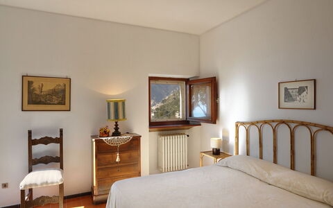 Villa Valeria: Letto, Camera Da Letto, Interior Design, Parete, Mobilia, Lenzuolo, Bedding, Pavimentazione, Cornice, Pavimento