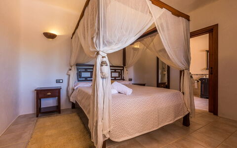 Villa Violet: Mobilia, Letto, Interior Design, Camera Da Letto, Pavimento, Pavimentazione, Legna, Soffitto, Bedding, Illuminazione